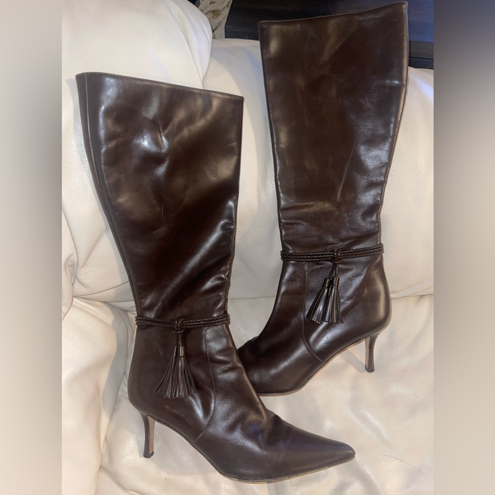 Faconnable brown Italian leather kitten heel boots.
